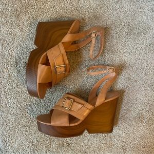 VINCE CAMUTO CALLIANA PLATFORM SANDAL nude/camel